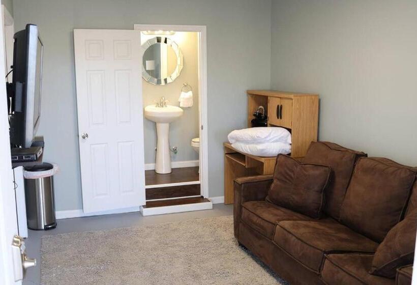 فندق صغير Cozy Room Near Downtown Hendersonville