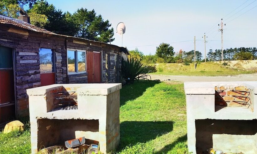 הוסטל Moonsong Accommodation & Camping