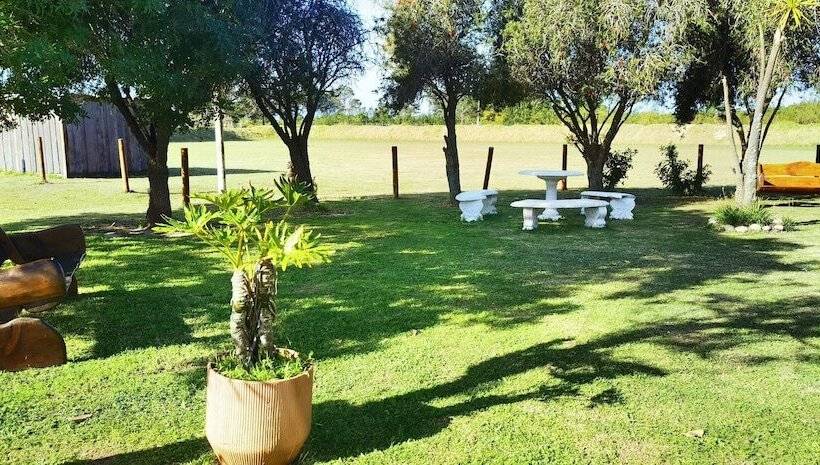 הוסטל Moonsong Accommodation & Camping