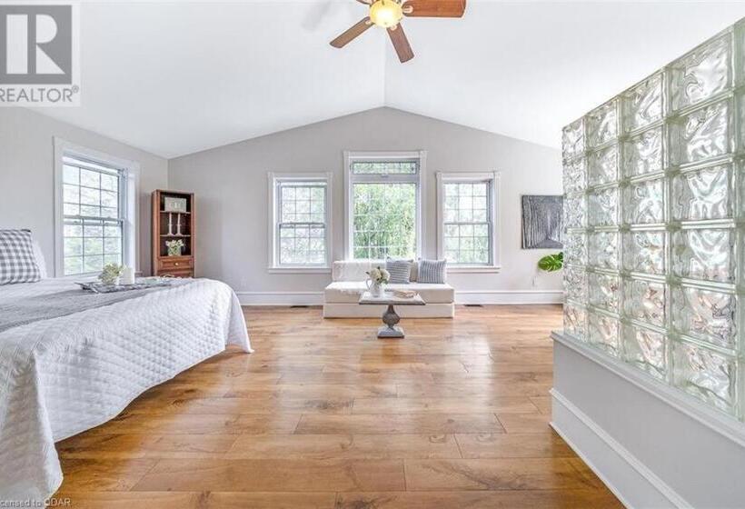 مبيت وإفطار Runaway Bay Guest House