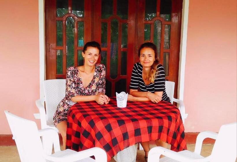 Bed and Breakfast Tharurashmi Sea Pond Villa & Surf Hostel   Hiriketiya