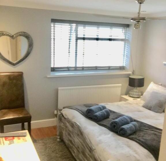 ベッドアンドブレックファースト Wisteria House Perfect For Contractors & Business