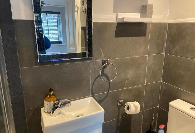 ベッドアンドブレックファースト Wisteria House Perfect For Contractors & Business