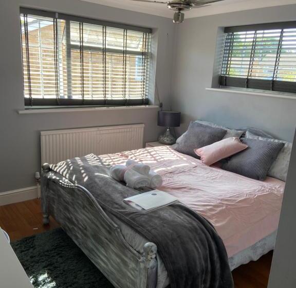 ベッドアンドブレックファースト Wisteria House Perfect For Contractors & Business