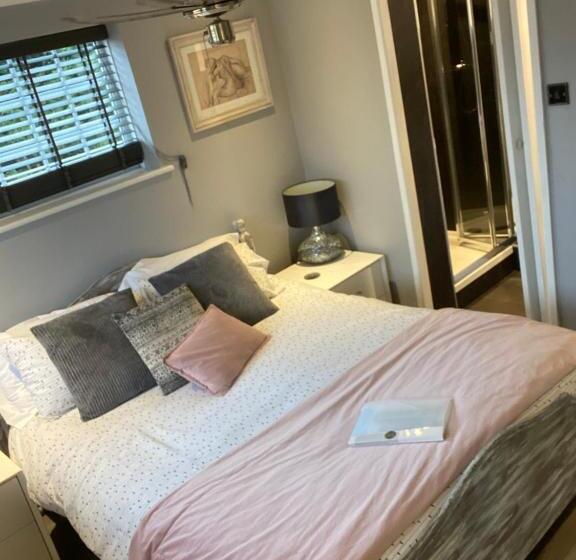 ベッドアンドブレックファースト Wisteria House Perfect For Contractors & Business