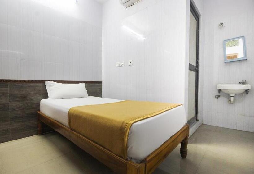 فندق Oyo 61145 Jks Deluxe Lodge