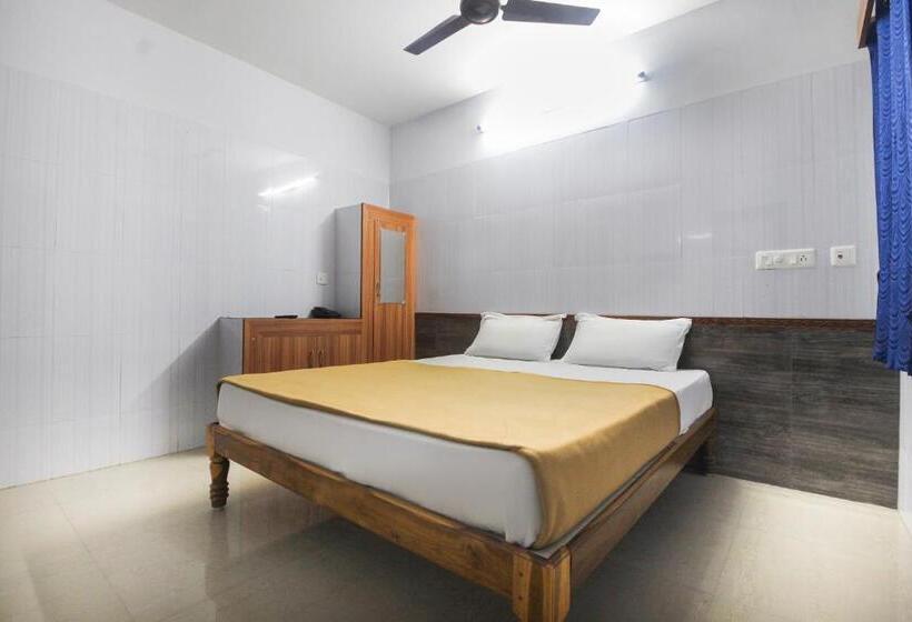 فندق Oyo 61145 Jks Deluxe Lodge