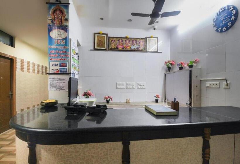 فندق Oyo 61145 Jks Deluxe Lodge