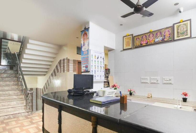 فندق Oyo 61145 Jks Deluxe Lodge