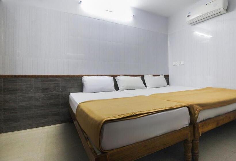 فندق Oyo 61145 Jks Deluxe Lodge