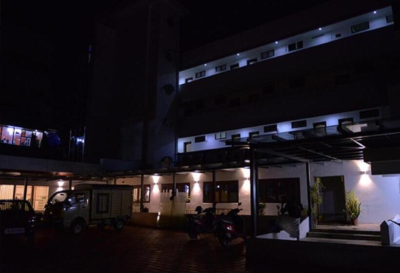 בית מלון כפרי Queens Tourist Home