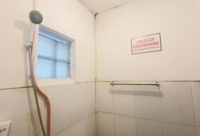 ホテル Reddoorz Near Universitas Pgri Kanjuruhan