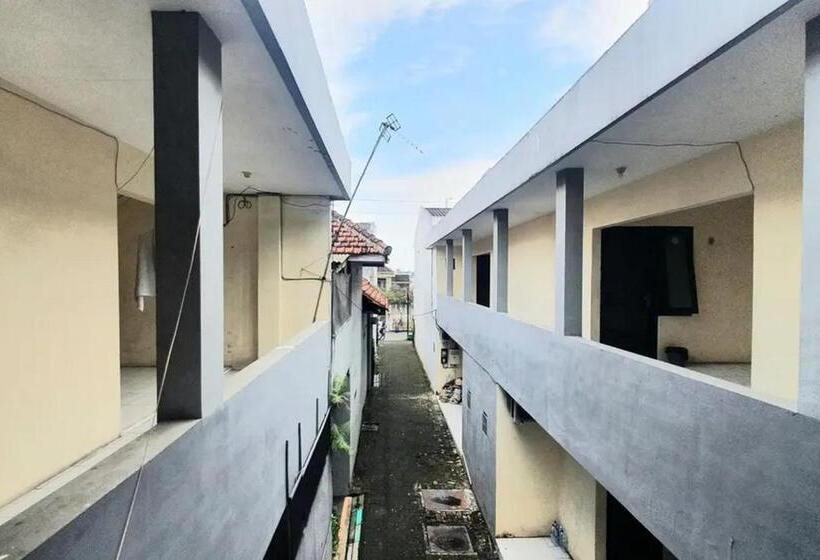 ホテル Reddoorz Near Universitas Pgri Kanjuruhan