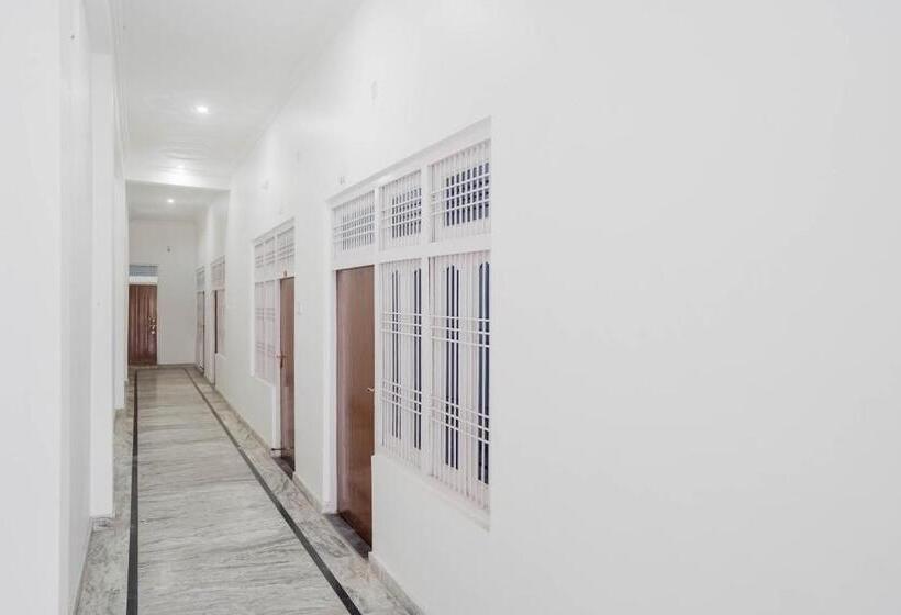 Отель Spot On Trishan Rooms