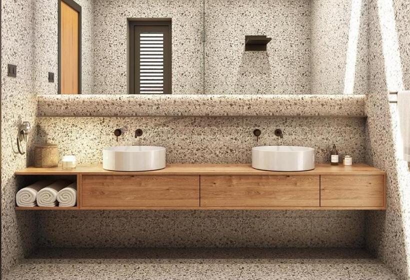 Отель The Salty Pelican Yoga & Surf Retreat