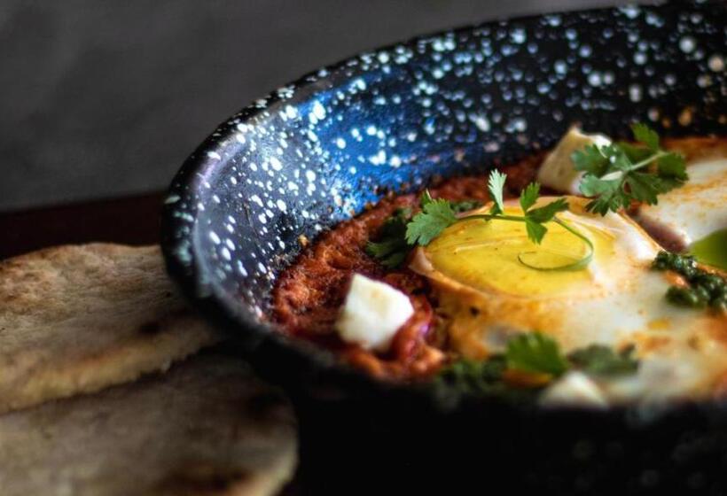 Отель The Salty Pelican Yoga & Surf Retreat