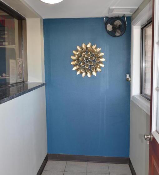 فندق على الطريق Regency Inn