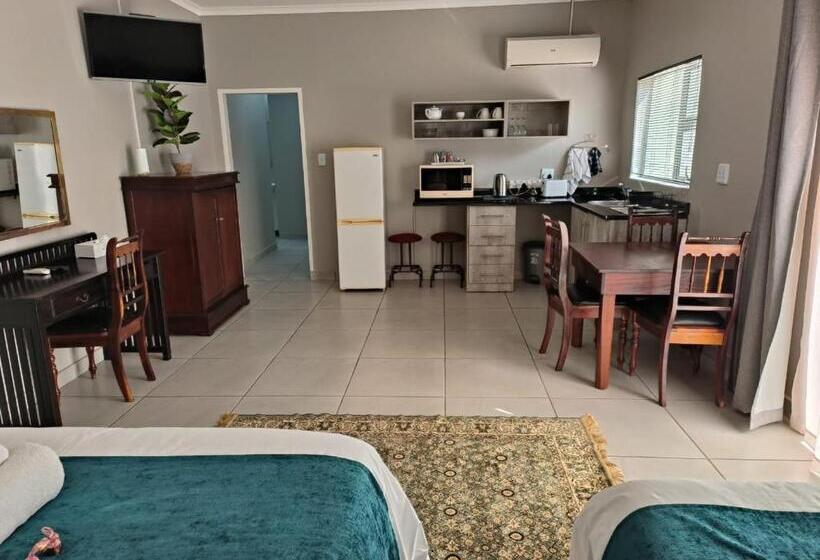 פנסיון Big Tree Guesthouse Brits