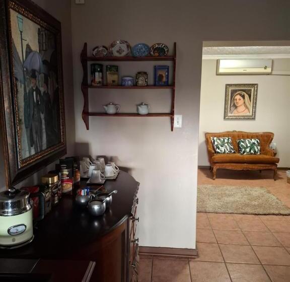 פנסיון Big Tree Guesthouse Brits