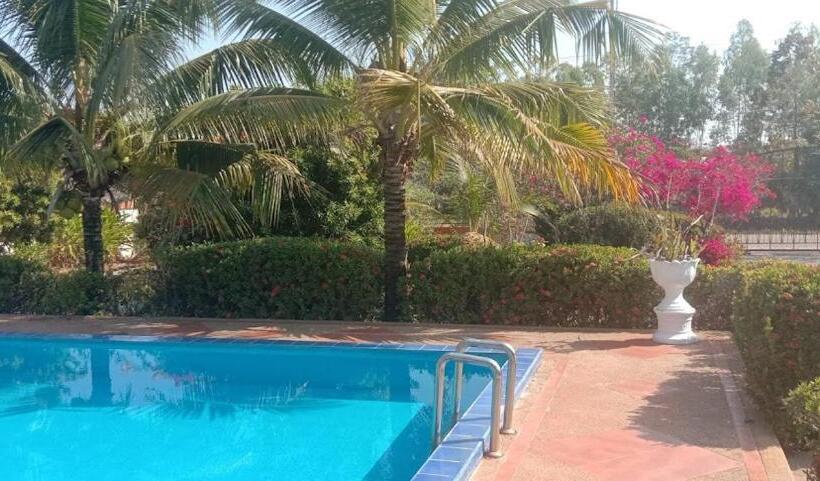 膳宿费 Bungalow 36 M2 Sur Terrain 400m2 Avec Piscine Privée A 12km De Ban Dung
