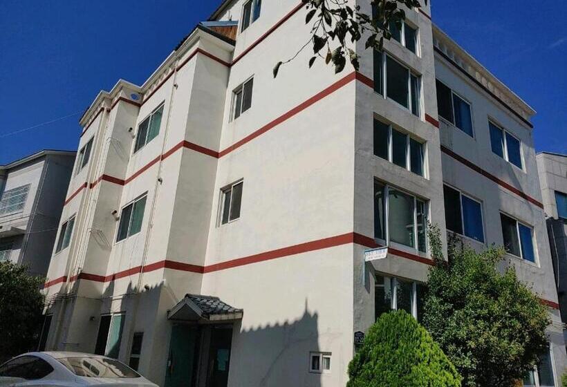 פנסיון Gimhae Guest House