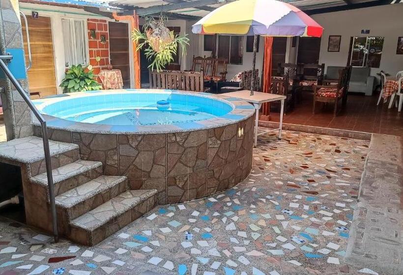 פנסיון Hostal Villa Aurora