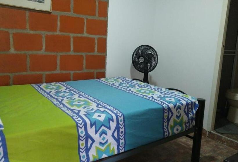 פנסיון Hostal Villa Aurora