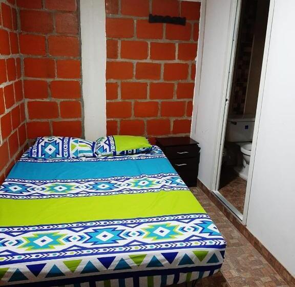 פנסיון Hostal Villa Aurora