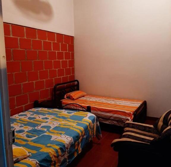 פנסיון Hostal Villa Aurora