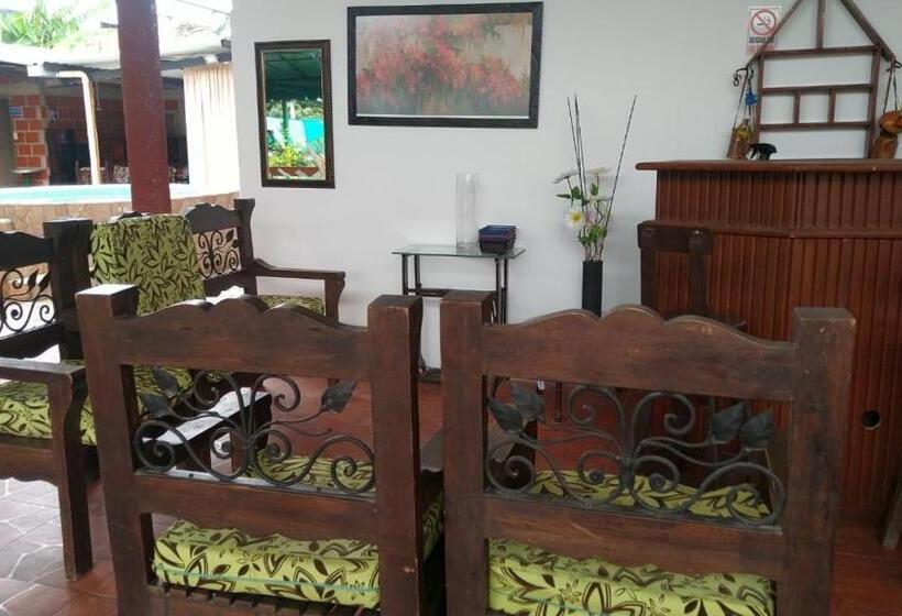 פנסיון Hostal Villa Aurora