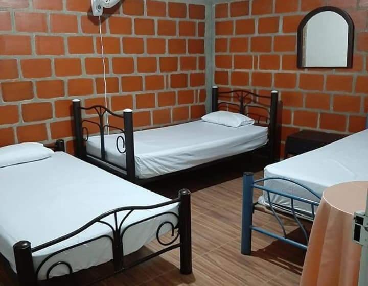 פנסיון Hostal Villa Aurora