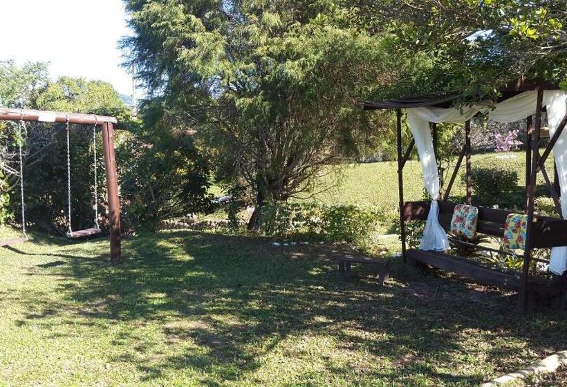 پانسیون Residencial Emery Village