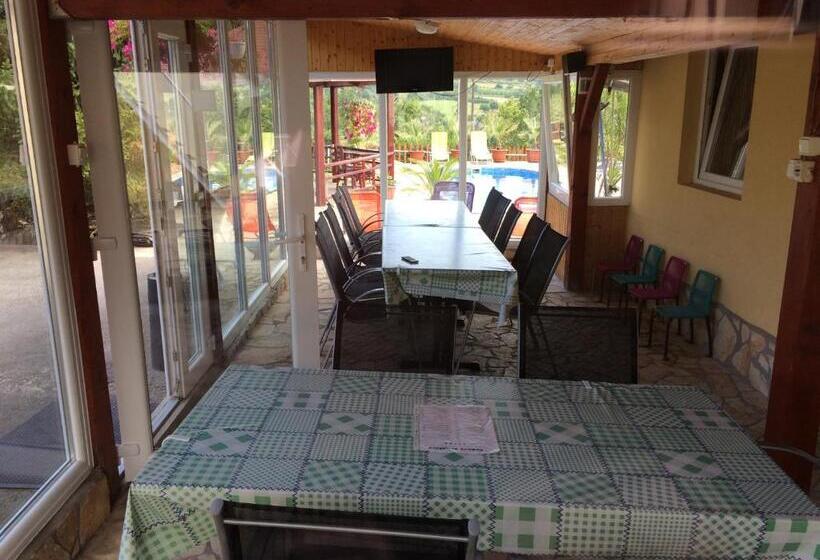 ペンション Sárvári Vendégház Pécs,hosszúhetény