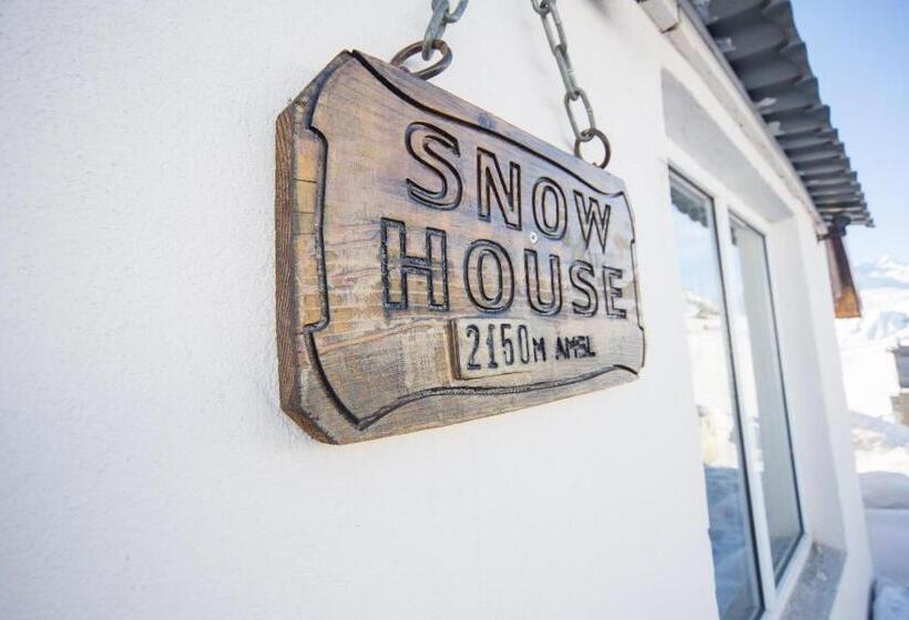 هاستل Snow House