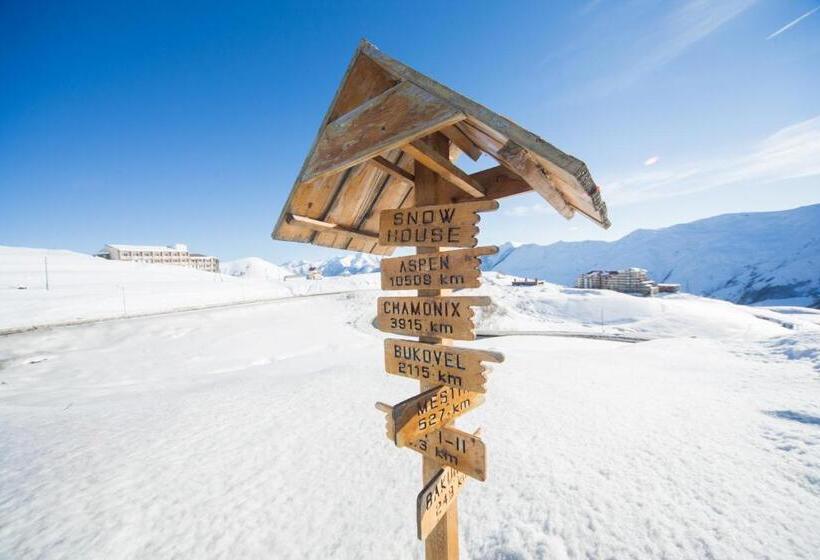 هاستل Snow House