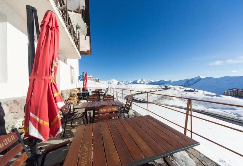 هاستل Snow House