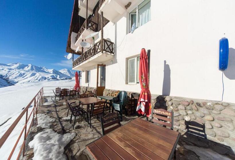 هاستل Snow House