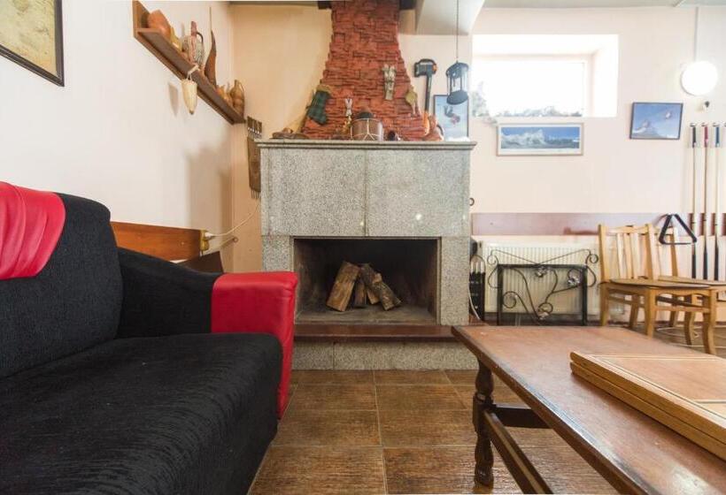 هاستل Snow House