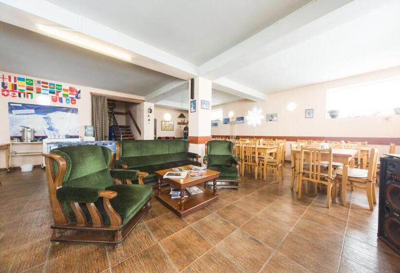 هاستل Snow House