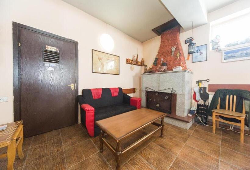 هاستل Snow House