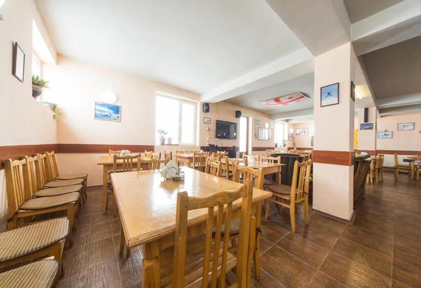 هاستل Snow House