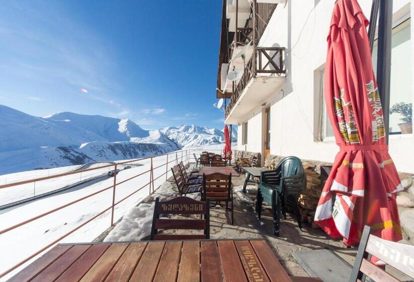 هاستل Snow House