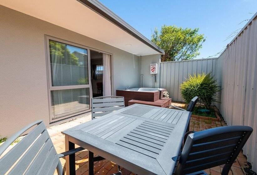 Aurora City Suites Motel