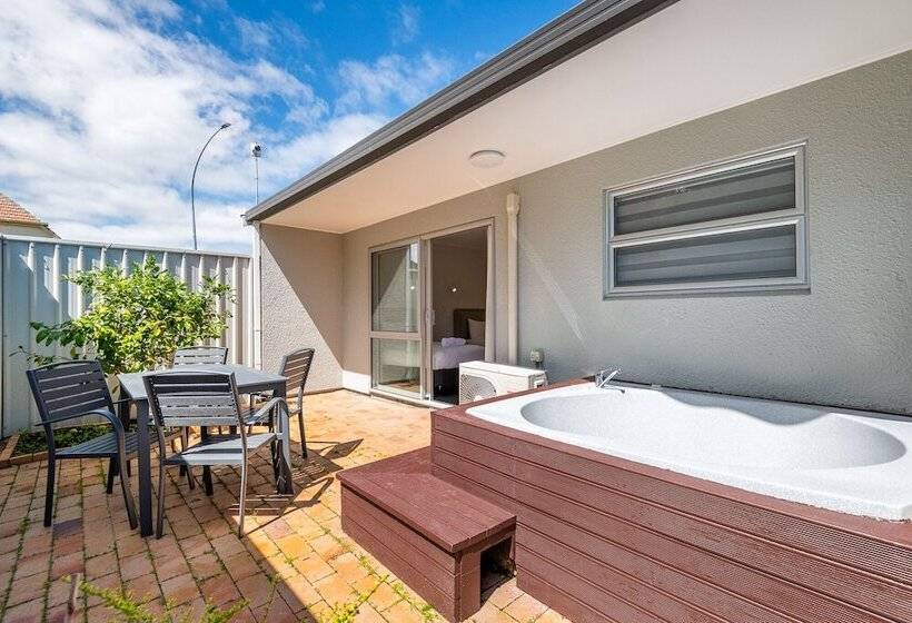 Aurora City Suites Motel