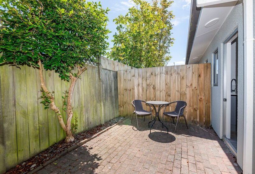 Aurora City Suites Motel