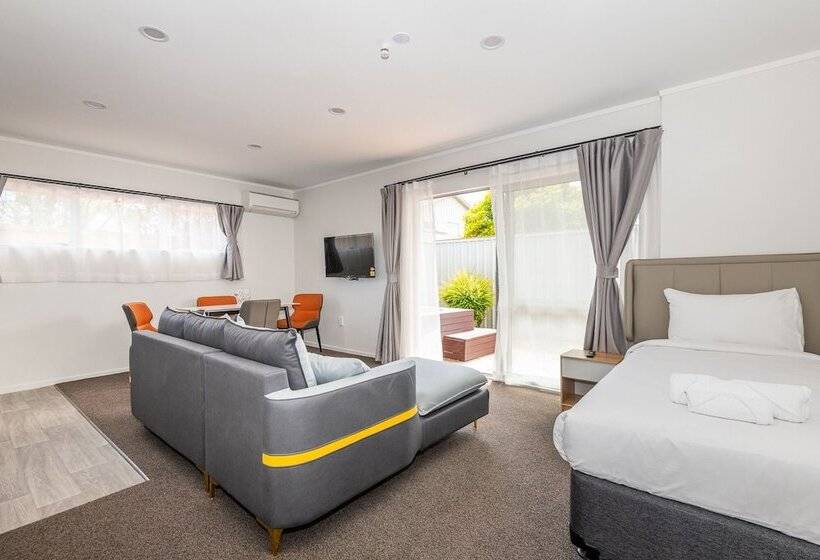 Aurora City Suites Motel