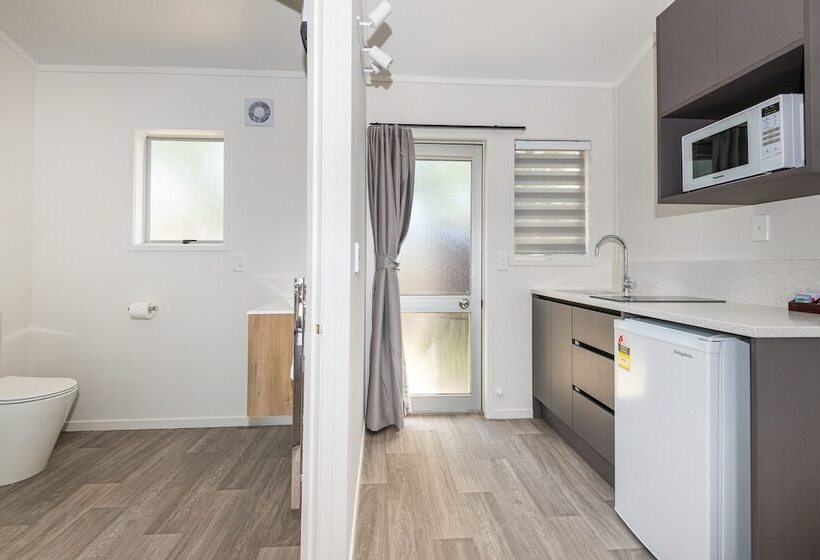 Aurora City Suites Motel