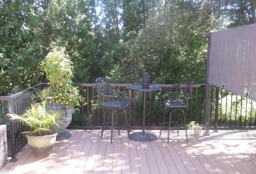 Bed and Breakfast Inn On The Moraine