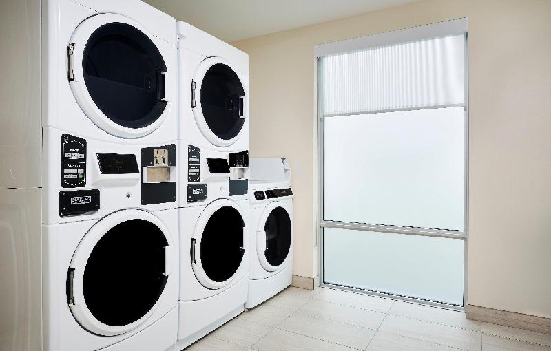 فندق Holiday Inn Express & Suites Windsor East   Lakeshore, An Ihg