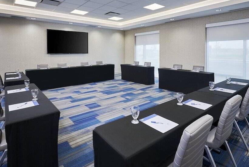 فندق Holiday Inn Express & Suites Windsor East   Lakeshore, An Ihg